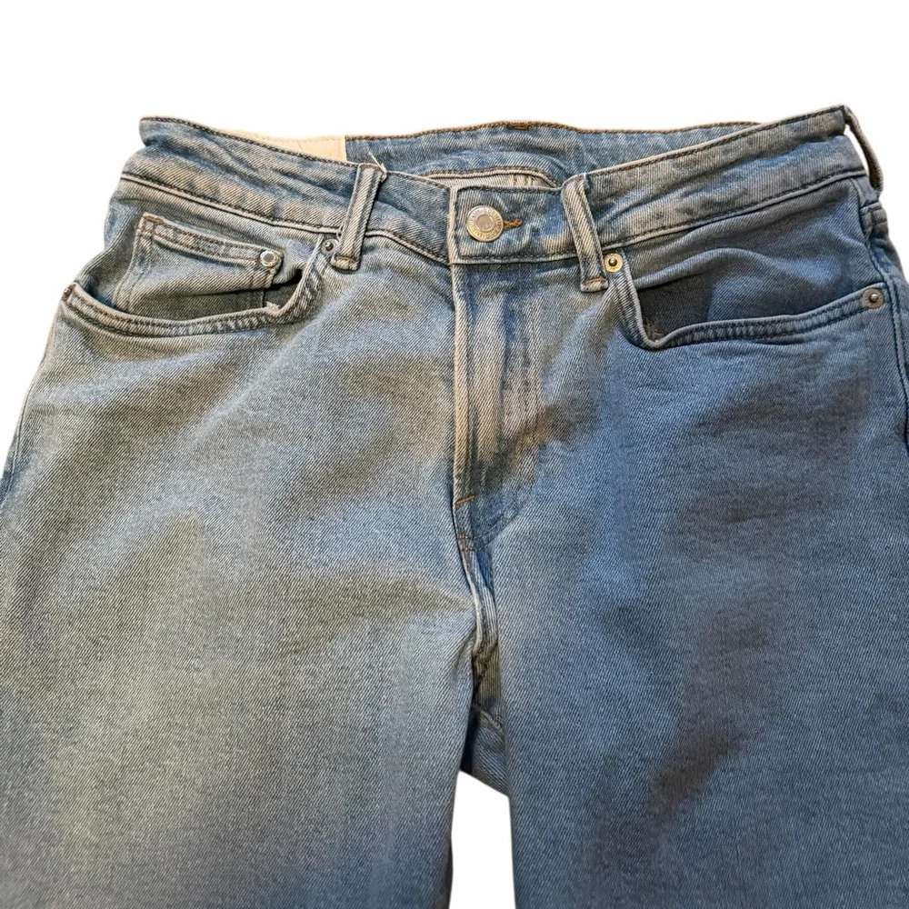 H&M light wash regular fit jeans. Size 30 x30. GUC